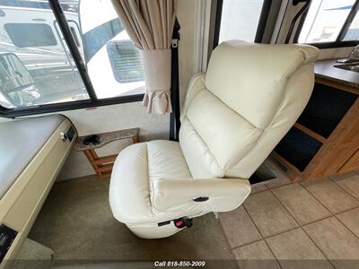 2010 Bounder 35 S   - Photo 15 - Burbank, CA 91502