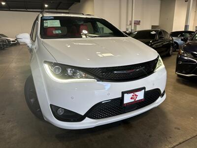 2020 Chrysler Pacifica Hybrid Limited Red S   - Photo 5 - Orange, CA 92867