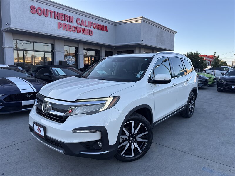 2019 Honda Pilot Touring w/Rear Captain's Chairs  