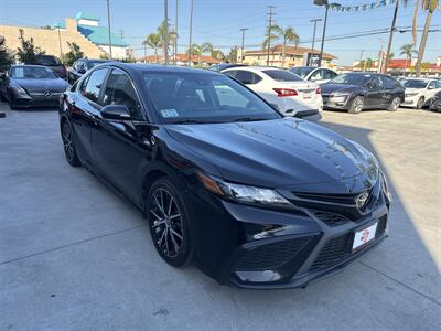 2022 Toyota Camry SE   - Photo 3 - Stanton, CA 90680