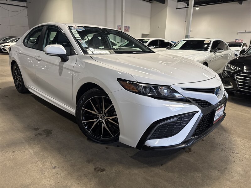 2024 Toyota Camry Hybrid SE  