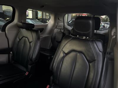 2023 Chrysler Pacifica Touring L   - Photo 10 - Stanton, CA 90680