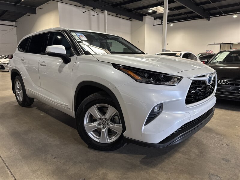 2022 Toyota Highlander Hybrid LE  