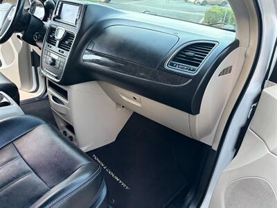 2016 Chrysler Town and Country Touring   - Photo 17 - Glendora, CA 91740