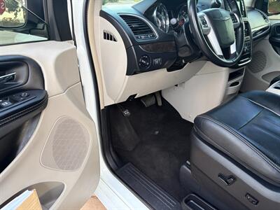2016 Chrysler Town and Country Touring   - Photo 10 - Glendora, CA 91740