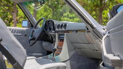 1988 Mercedes-Benz 560 SL   - Photo 22 - Boca Raton, FL 33432