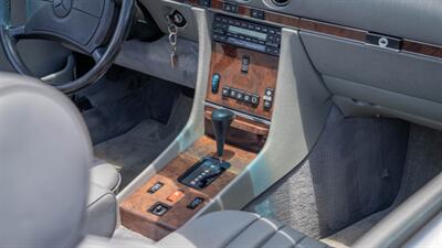 1988 Mercedes-Benz 560 SL   - Photo 25 - Boca Raton, FL 33432