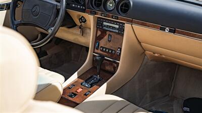 1988 Mercedes-Benz 560 SL   - Photo 19 - Boca Raton, FL 33432