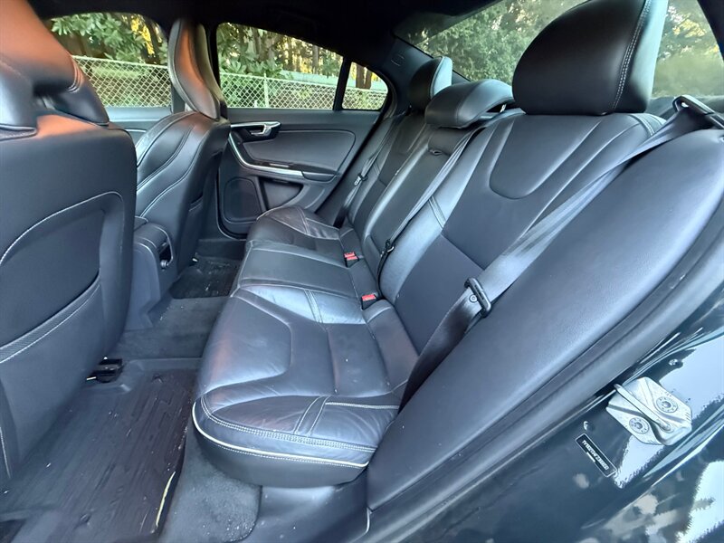 2015 Volvo S60 T6 R-Design Platinum - Photo 14 - Portland, OR 97202