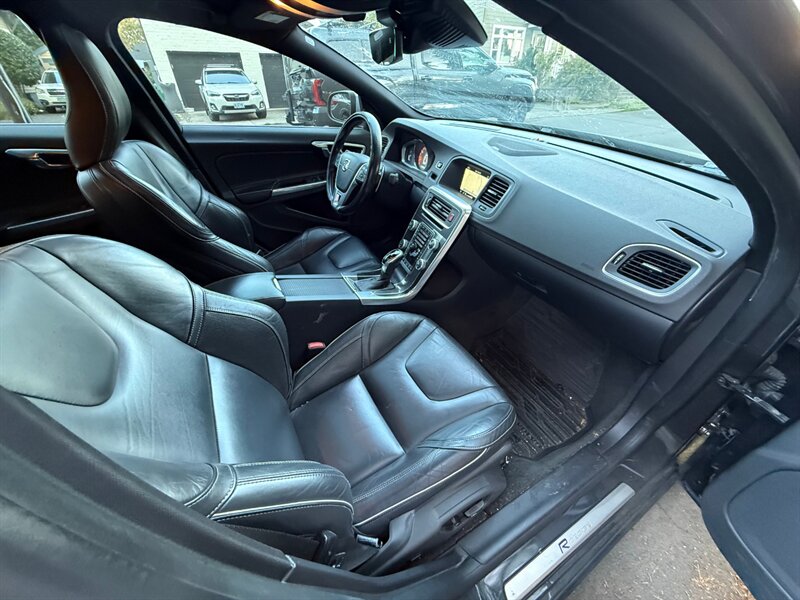 2015 Volvo S60 T6 R-Design Platinum - Photo 11 - Portland, OR 97202