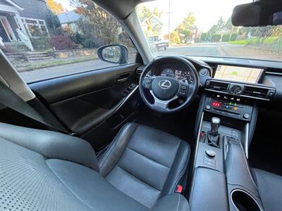 2018 Lexus IS 300   - Photo 18 - Portland, OR 97202