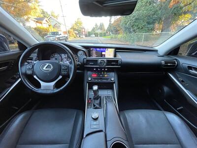 2018 Lexus IS 300   - Photo 14 - Portland, OR 97202