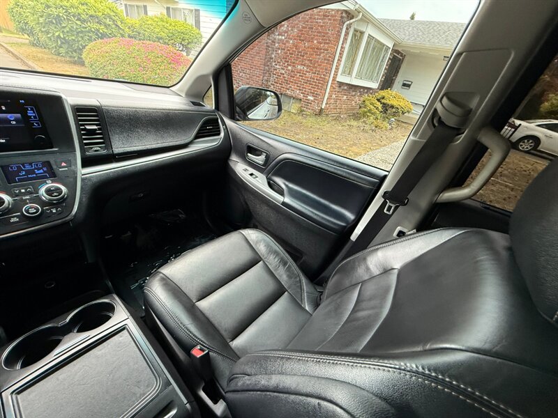 2016 Toyota Sienna SE 8-Passenger - Photo 17 - Portland, OR 97202