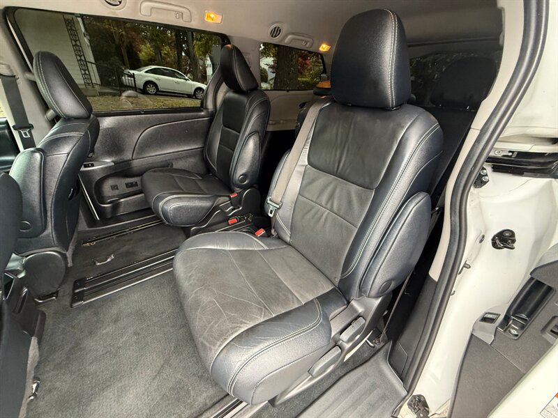 2016 Toyota Sienna SE 8-Passenger - Photo 13 - Portland, OR 97202