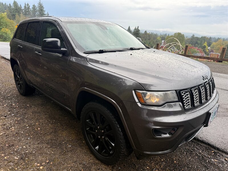 2017 Jeep Grand Cherokee Altitude photo 4