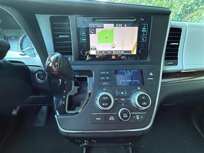 2017 Toyota Sienna Limited 7-Passenger   - Photo 18 - Portland, OR 97202