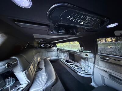 2006 Chrysler 300 Series Touring Limousine - Photo 17 - Portland, OR 97202