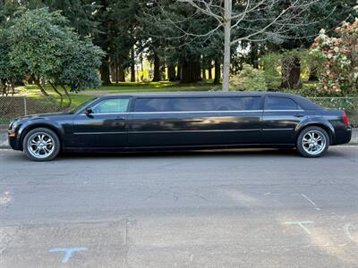 2006 Chrysler 300 Series Touring Limousine - Photo 2 - Portland, OR 97202