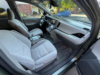 2018 Toyota Sienna LE 8-Passenger   - Photo 8 - Portland, OR 97202