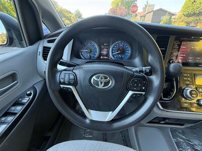 2018 Toyota Sienna LE 8-Passenger   - Photo 18 - Portland, OR 97202