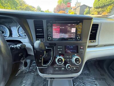 2018 Toyota Sienna LE 8-Passenger   - Photo 15 - Portland, OR 97202