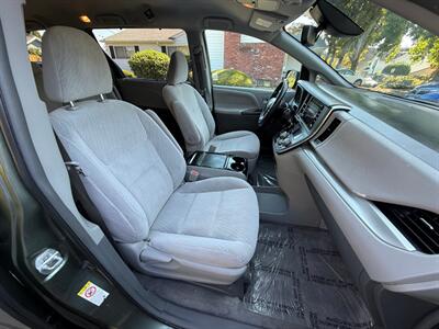 2018 Toyota Sienna LE 8-Passenger   - Photo 9 - Portland, OR 97202