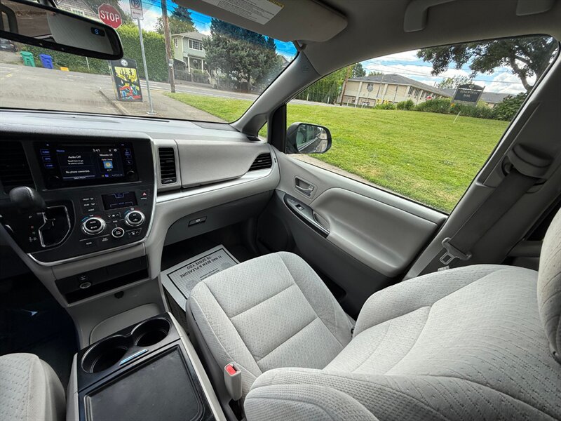 2016 Toyota Sienna LE 8-Passenger - Photo 17 - Portland, OR 97202