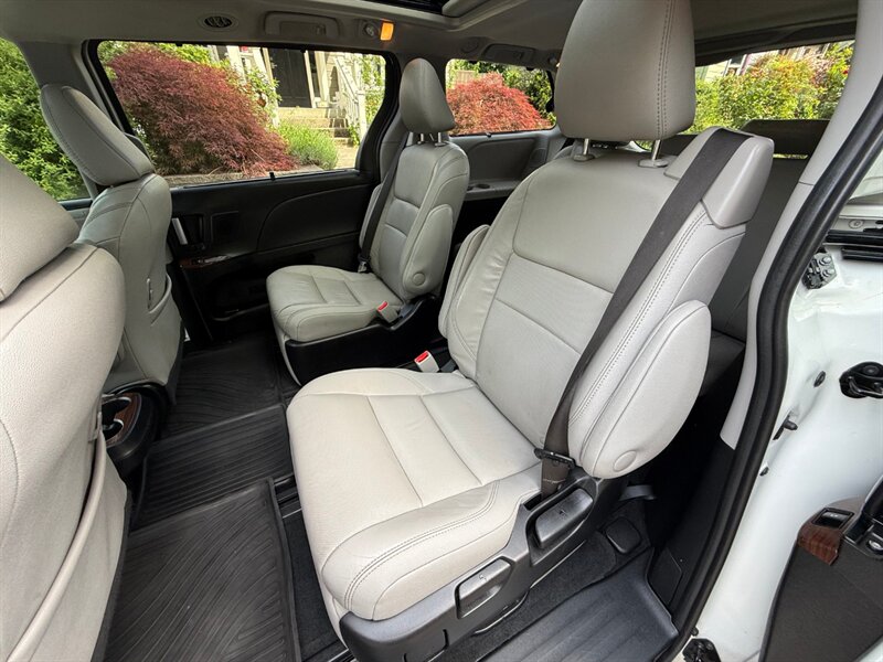 2017 Toyota Sienna Limited 7-Passenger - Photo 15 - Portland, OR 97202