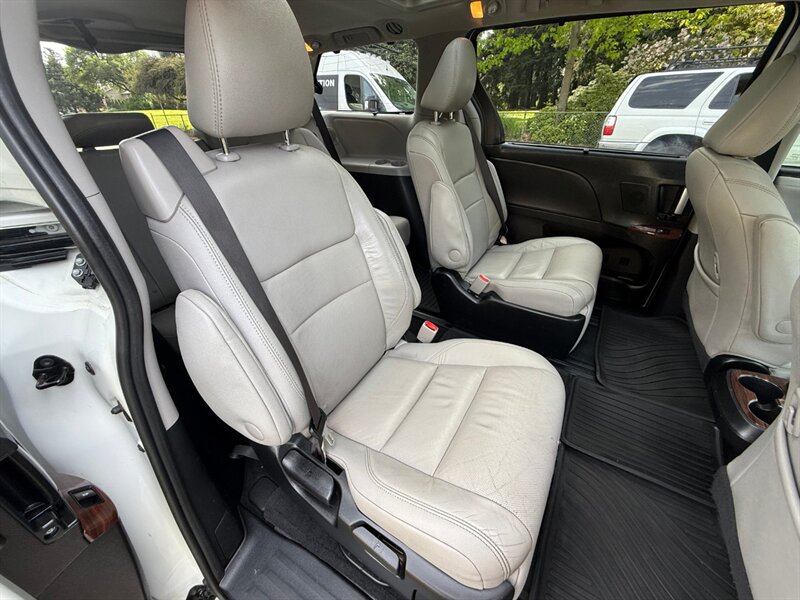 2017 Toyota Sienna Limited 7-Passenger - Photo 13 - Portland, OR 97202