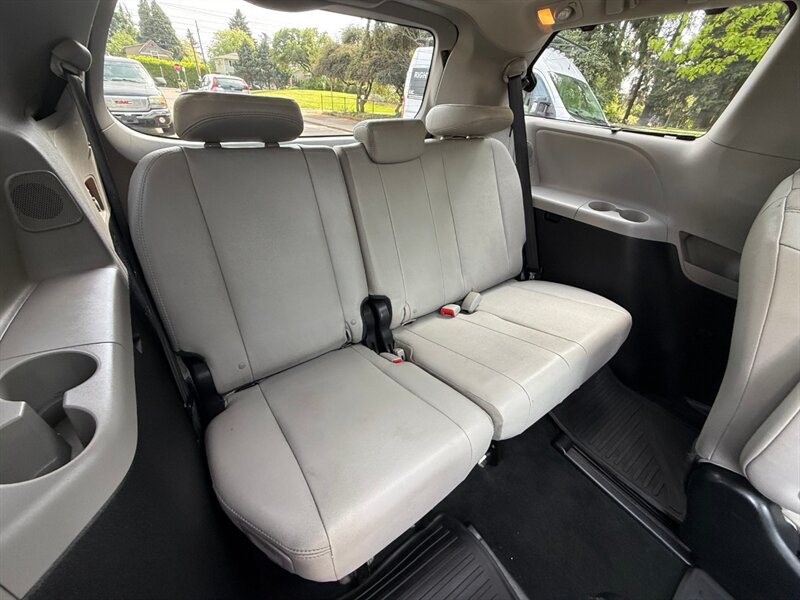 2017 Toyota Sienna Limited 7-Passenger - Photo 14 - Portland, OR 97202