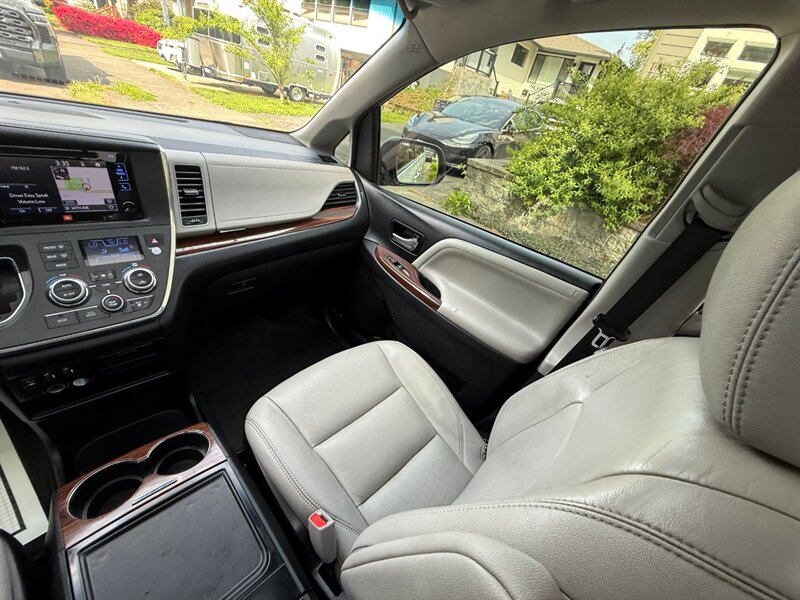 2017 Toyota Sienna Limited 7-Passenger - Photo 19 - Portland, OR 97202