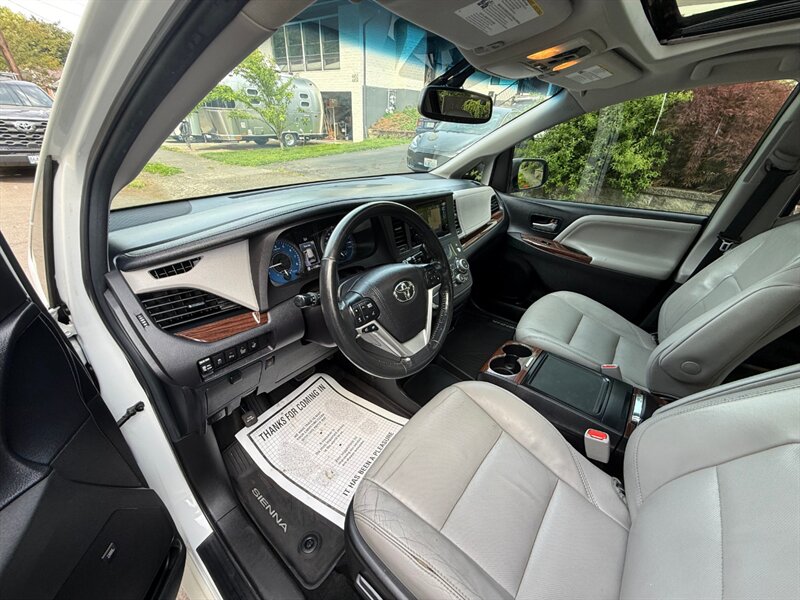 2017 Toyota Sienna Limited 7-Passenger - Photo 9 - Portland, OR 97202