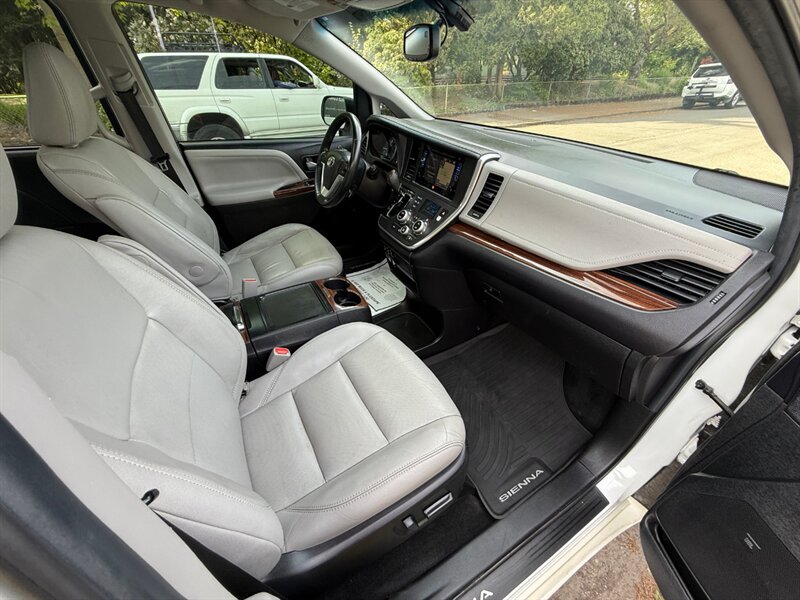 2017 Toyota Sienna Limited 7-Passenger - Photo 11 - Portland, OR 97202