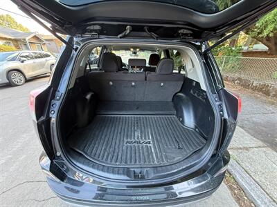 2018 Toyota RAV4 Hybrid XLE   - Photo 8 - Portland, OR 97202