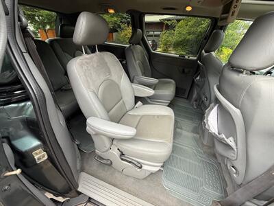 2004 Chrysler Town & Country Limited   - Photo 11 - Portland, OR 97202