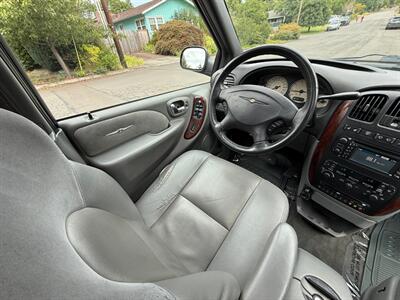 2004 Chrysler Town & Country Limited   - Photo 19 - Portland, OR 97202