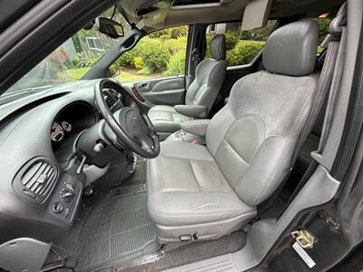 2004 Chrysler Town & Country Limited   - Photo 8 - Portland, OR 97202