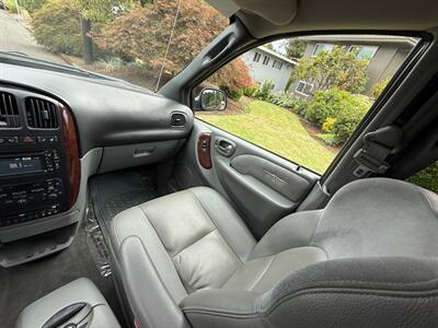 2004 Chrysler Town & Country Limited   - Photo 18 - Portland, OR 97202