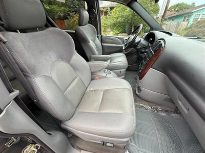 2004 Chrysler Town & Country Limited   - Photo 10 - Portland, OR 97202