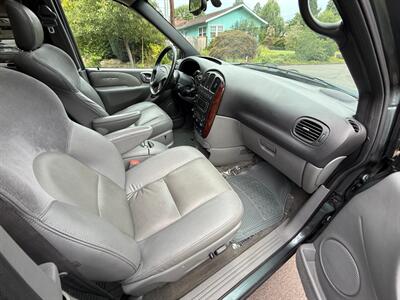 2004 Chrysler Town & Country Limited   - Photo 9 - Portland, OR 97202
