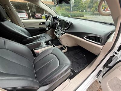 2024 Chrysler Pacifica Touring L - Photo 10 - Portland, OR 97202