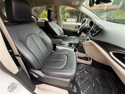 2024 Chrysler Pacifica Touring L - Photo 11 - Portland, OR 97202