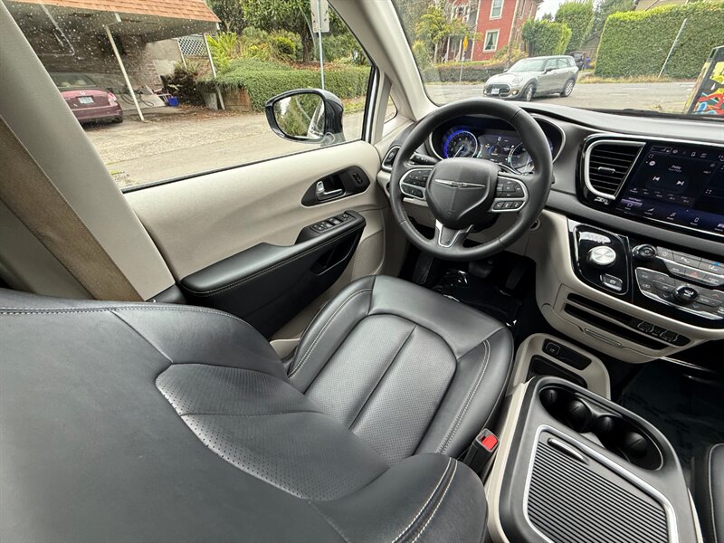 2024 Chrysler Pacifica Touring L - Photo 19 - Portland, OR 97202