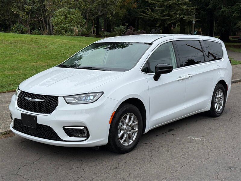 2024 Chrysler Pacifica Touring L   - Photo 1 - Portland, OR 97202