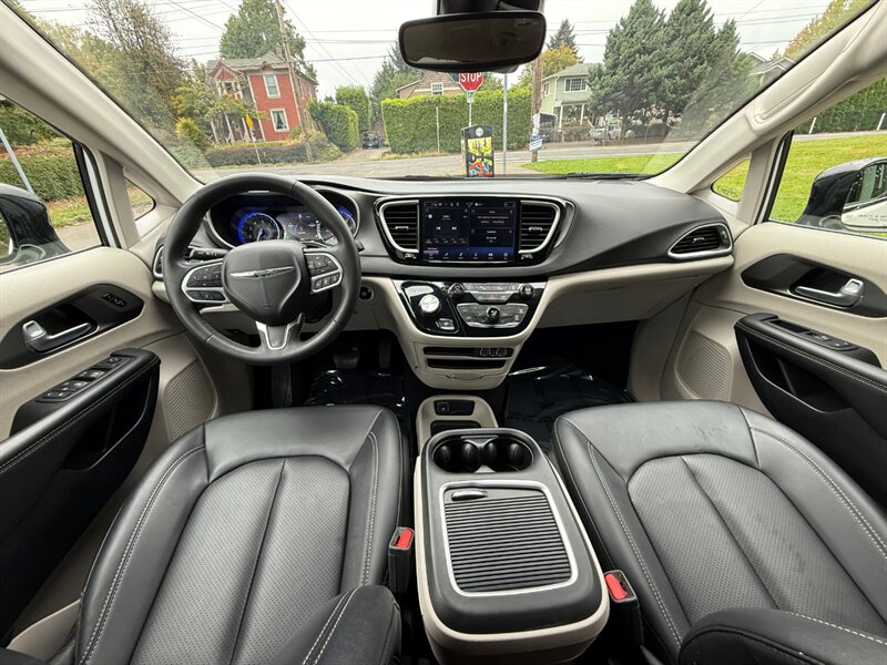 2024 Chrysler Pacifica Touring L - Photo 16 - Portland, OR 97202