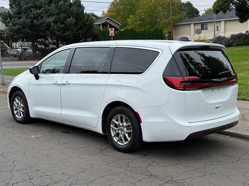 2024 Chrysler Pacifica Touring L - Photo 3 - Portland, OR 97202