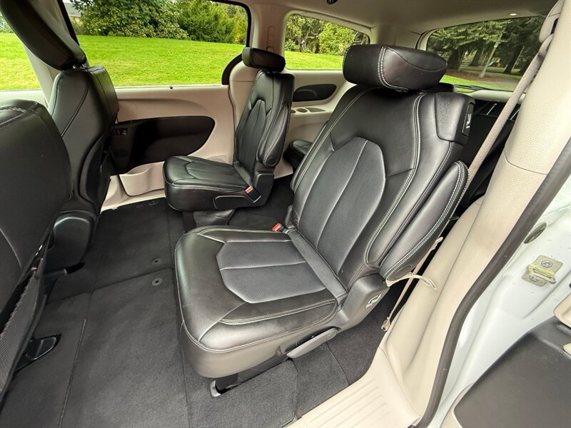 2024 Chrysler Pacifica Touring L - Photo 15 - Portland, OR 97202
