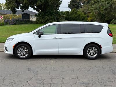2024 Chrysler Pacifica Touring L - Photo 2 - Portland, OR 97202