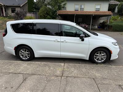2024 Chrysler Pacifica Touring L - Photo 6 - Portland, OR 97202