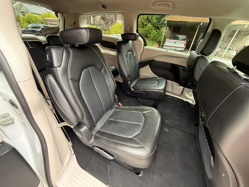 2024 Chrysler Pacifica Touring L - Photo 12 - Portland, OR 97202